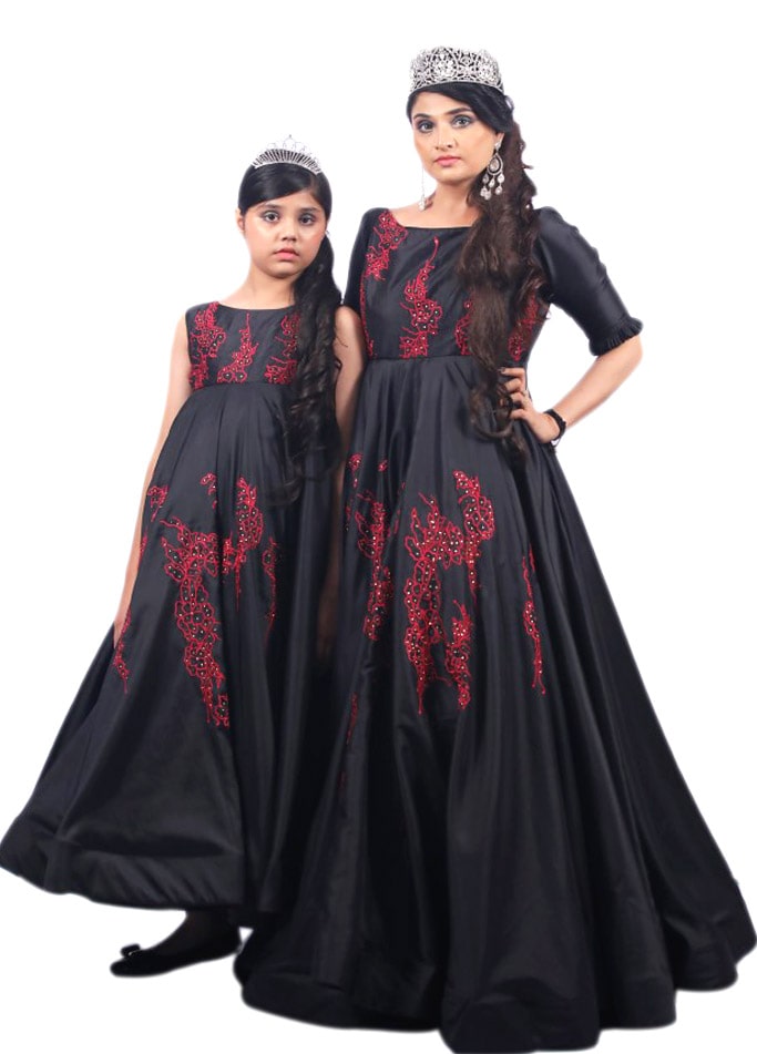 Pin by Anu Mahi on Kidzzz | Mother daughter matching outfits, Mother  daughter dresses matching, Mommy daughter dresses